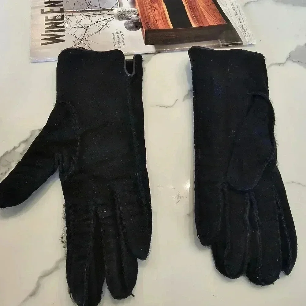 Leather winter vintage black gloves